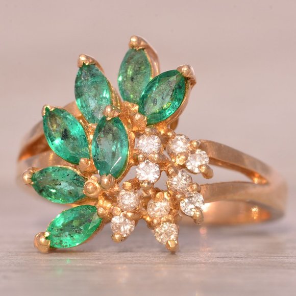 Vintage Emerald and Natural Diamond Cocktail Ring in Yellow Gold - Picture 3 of 11